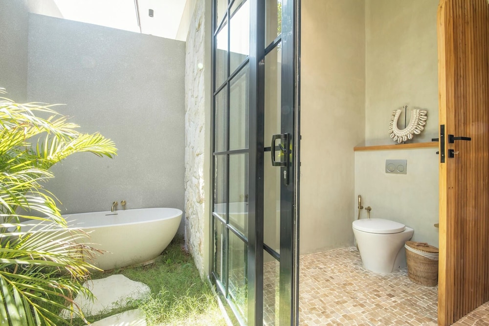 Stylish 5BR Boho Hideaway, 5 Minutes Bingin Beach