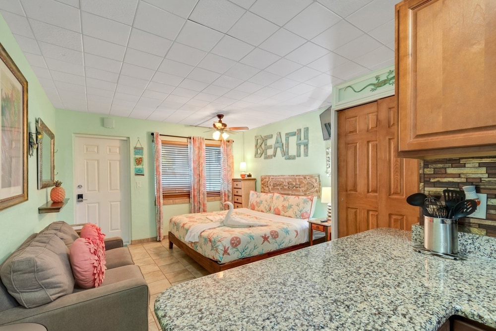 Tropic Terrace #37 - Beachfront Rental 1 Bedroom Condo by RedAwning view 5