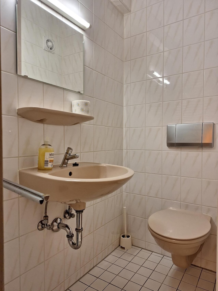 2-Rent Group Hostel Rooms AUB162