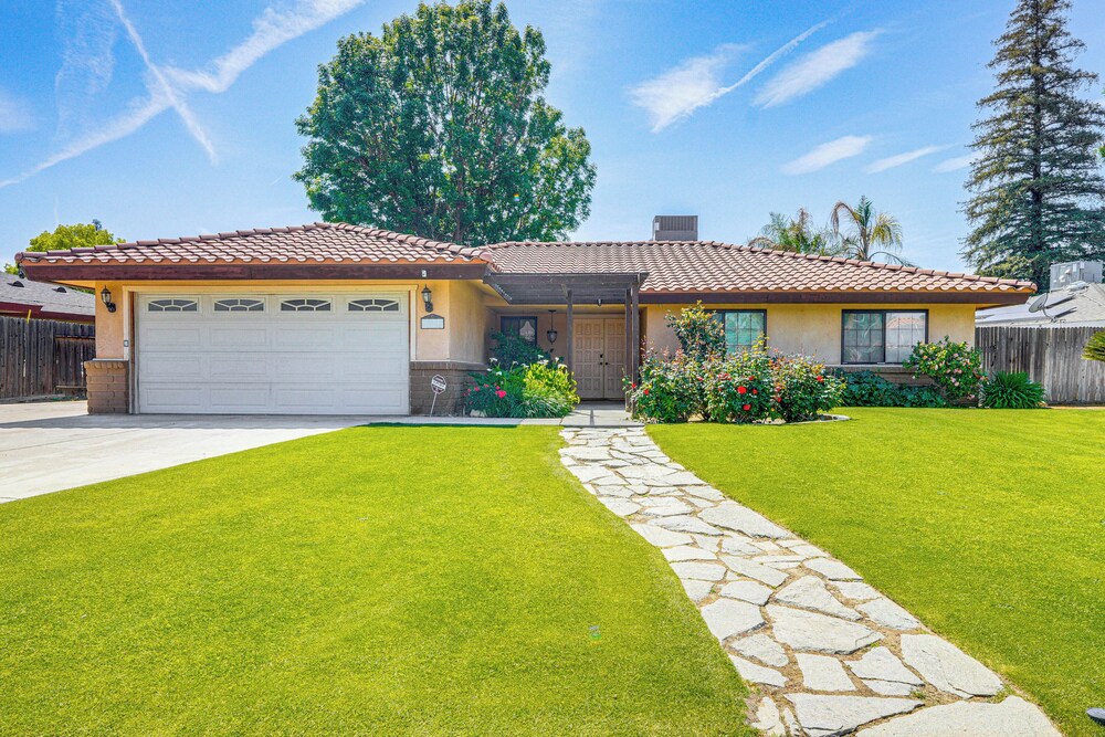 7 Mi to Dtwn: Poolside Paradise in Bakersfield!