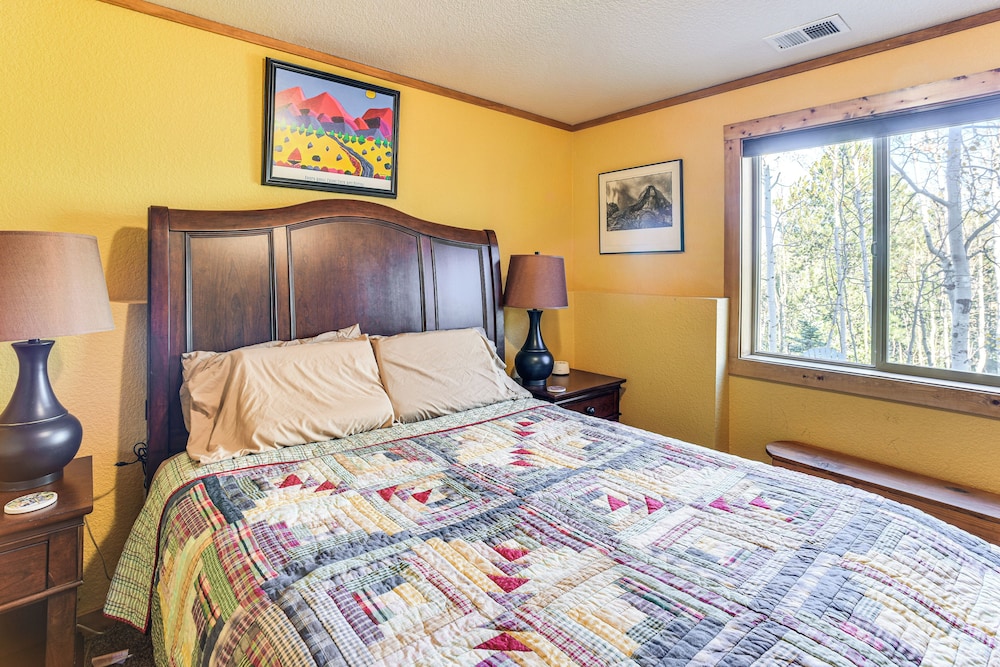 Hot Tub & Peak Views: Cripple Creek Cabin