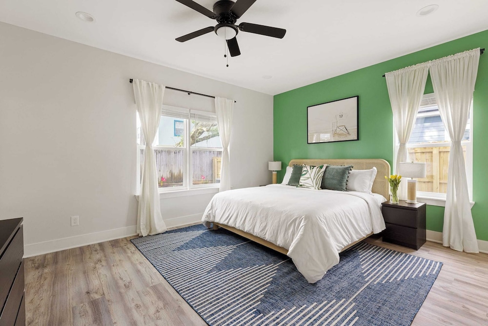 Sleeps 20! 2 Homes w/ Hot Tub, Putting Green, Bocce Golden Hour & Blue Hour