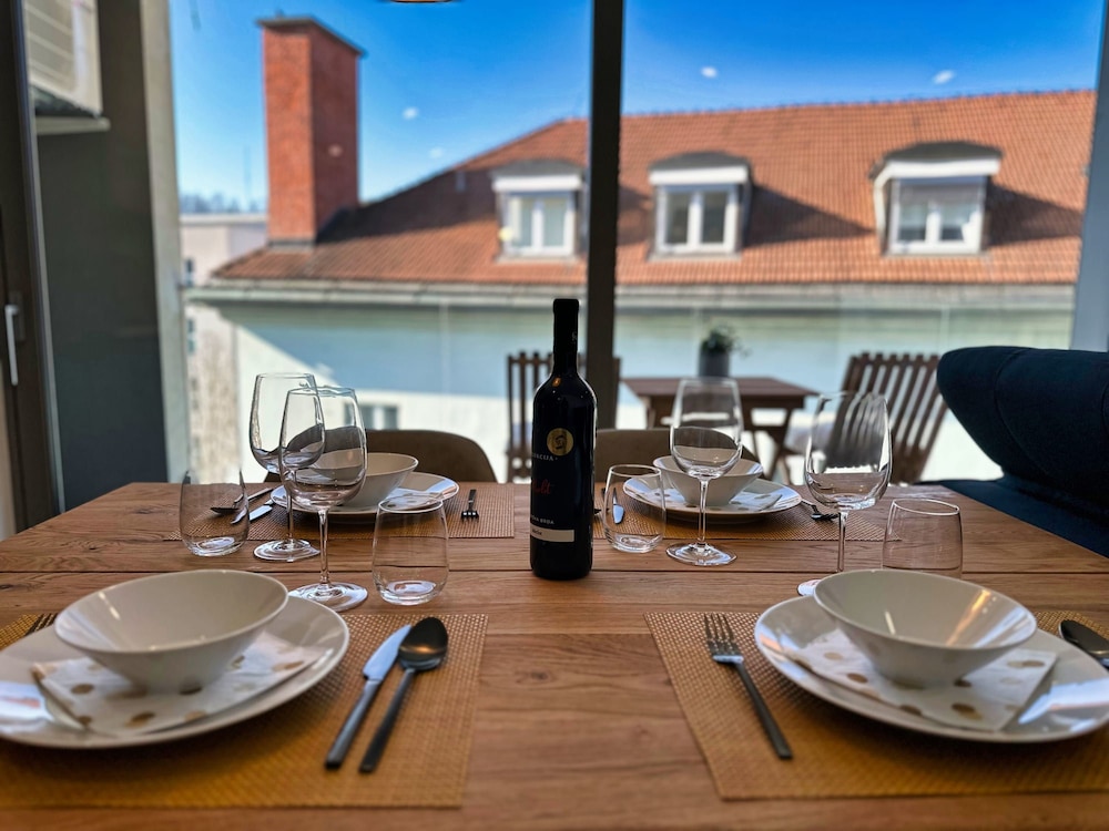 Garden Residence - Premium Downtown Apartment