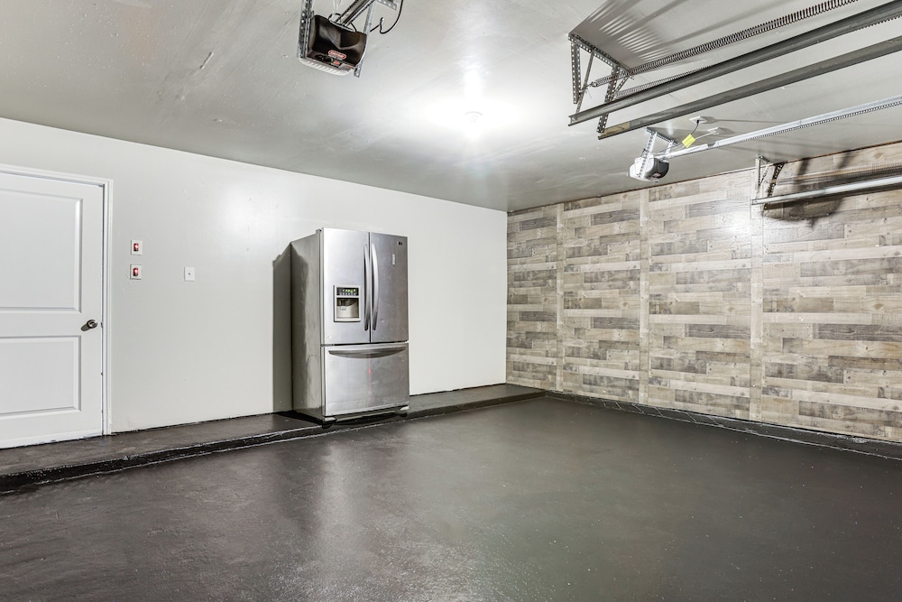 Solar-powered Home w/ & Game Room & Gym in Houston