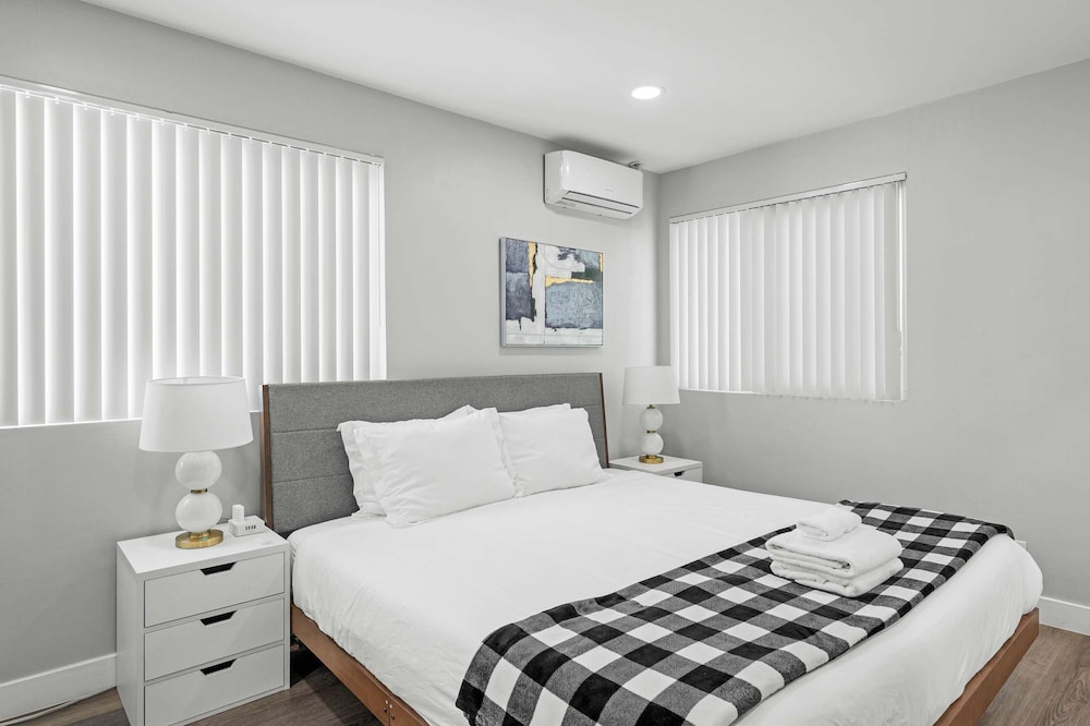Chic Modern Stay w Patio Near LA Best Sights6