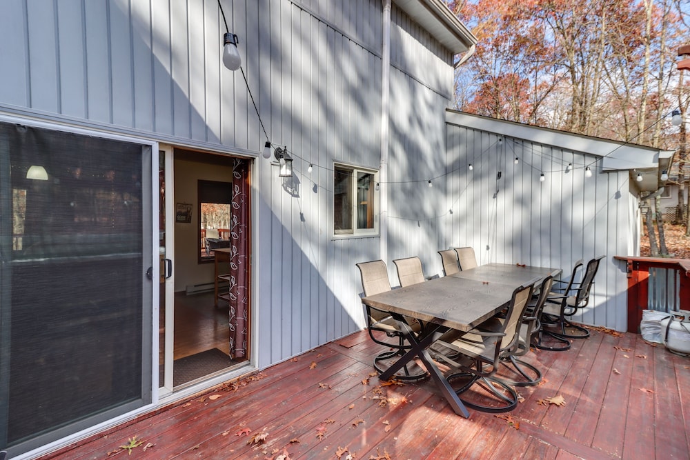 Pocono Mountains Retreat w/ Pool Table & Hot Tub!
