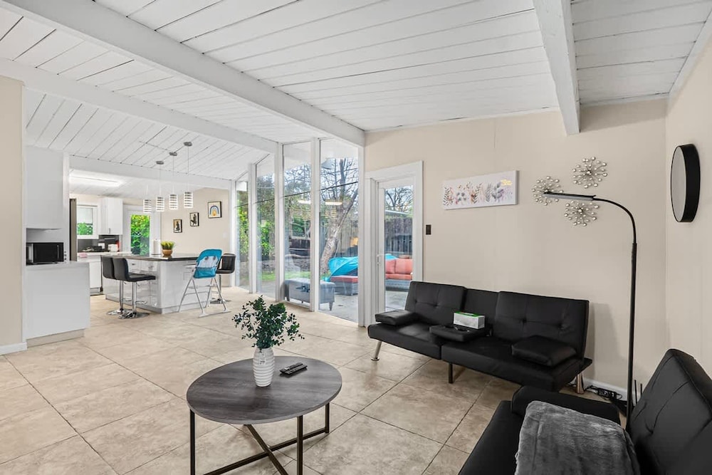 Entire 3br House With Playground