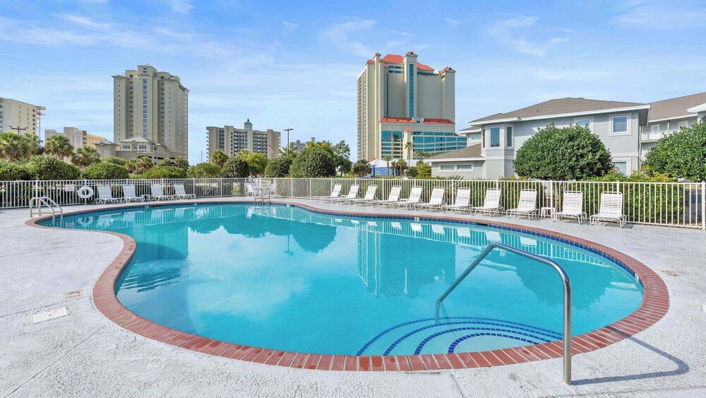 Cozy 3-bedroom Condo Comfy Living Space, Two Balconies, Outdoor Pool