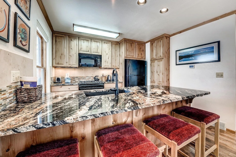 Mountainside House 673 4 Bedroom Home by RedAwning