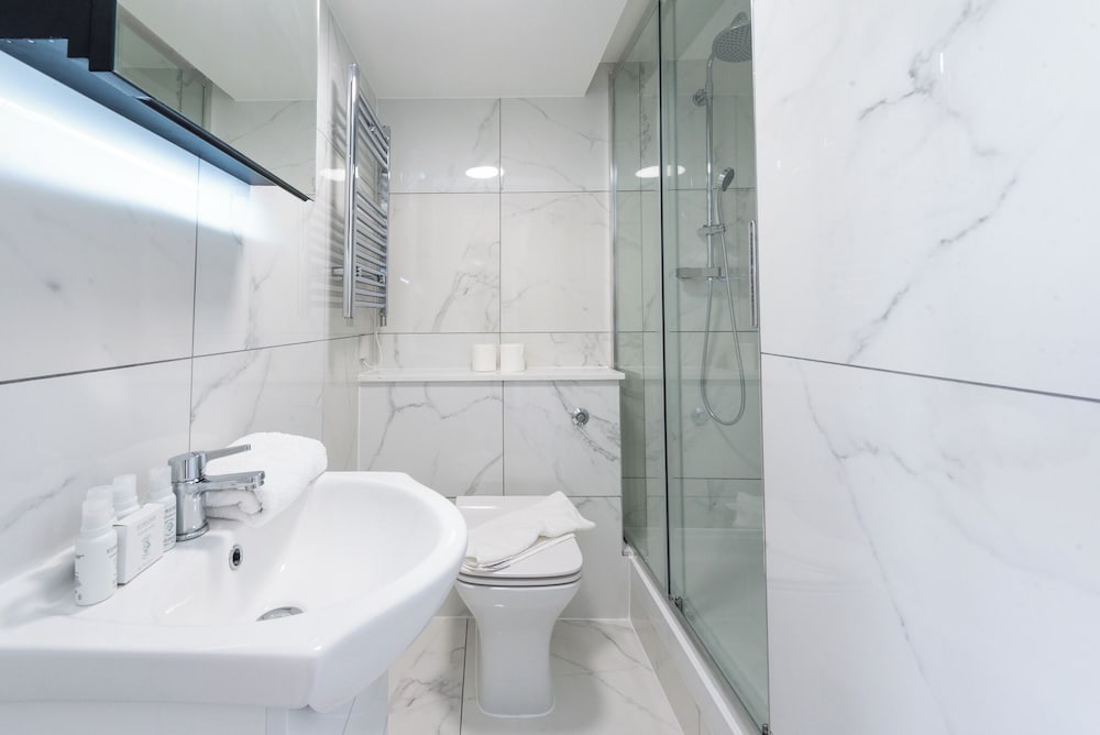 Apt 856 Chelsea Cloisters Sloane Avenue