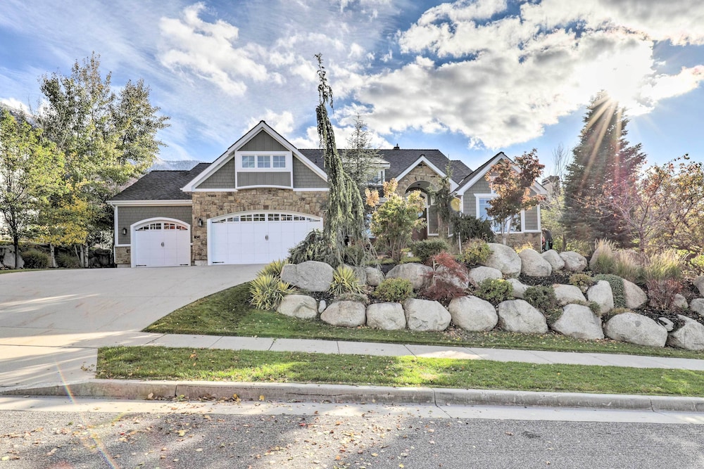 Luxe Sandy Home w/ Hot Tub: 9 Mi to Skiing!