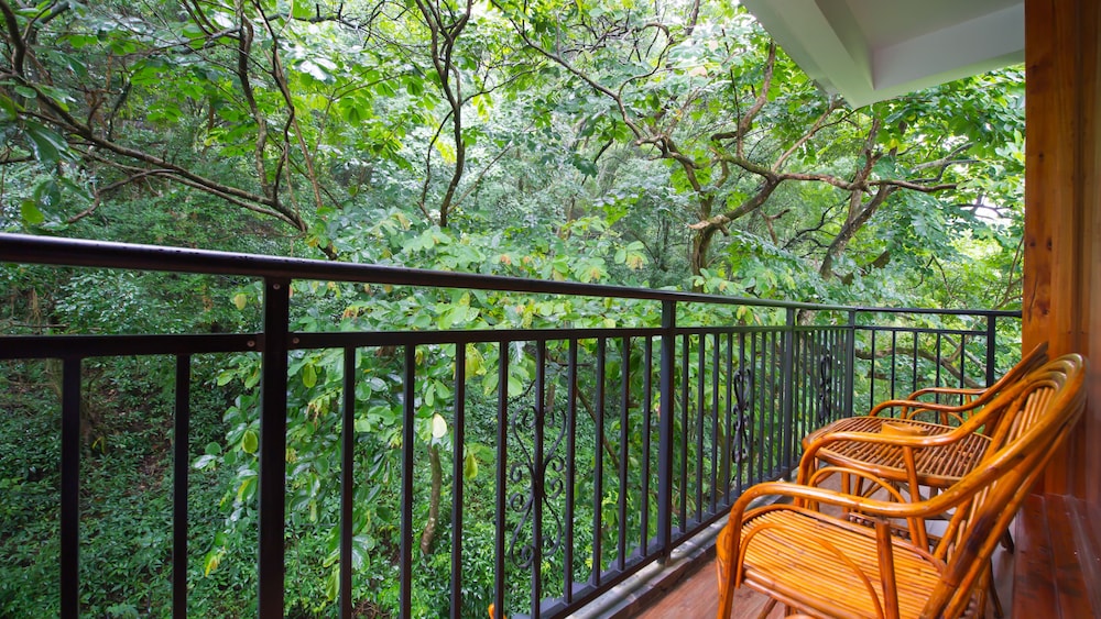 Yangshuo Scenic Mountain Retreat