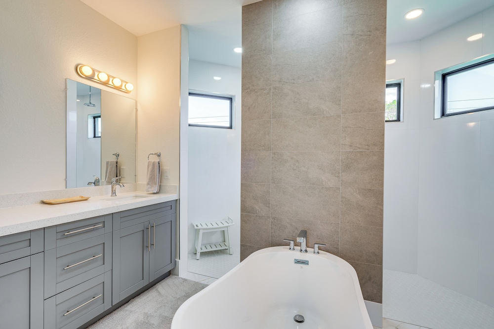 7 Mi to Dtwn Cape Coral: Home w/ Pool & Spa!