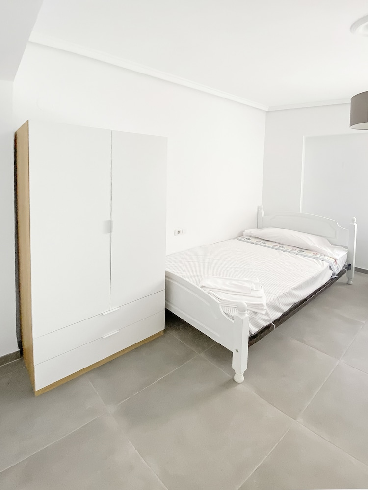 Elegant 4 beds train station upto 6 Pax