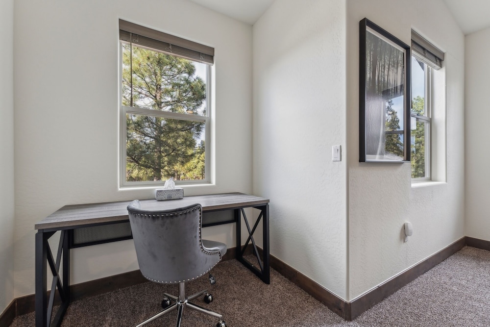 Scenic Golf Retreat With Modern Comforts & Fireplace 4 Bedroom Townhouse
