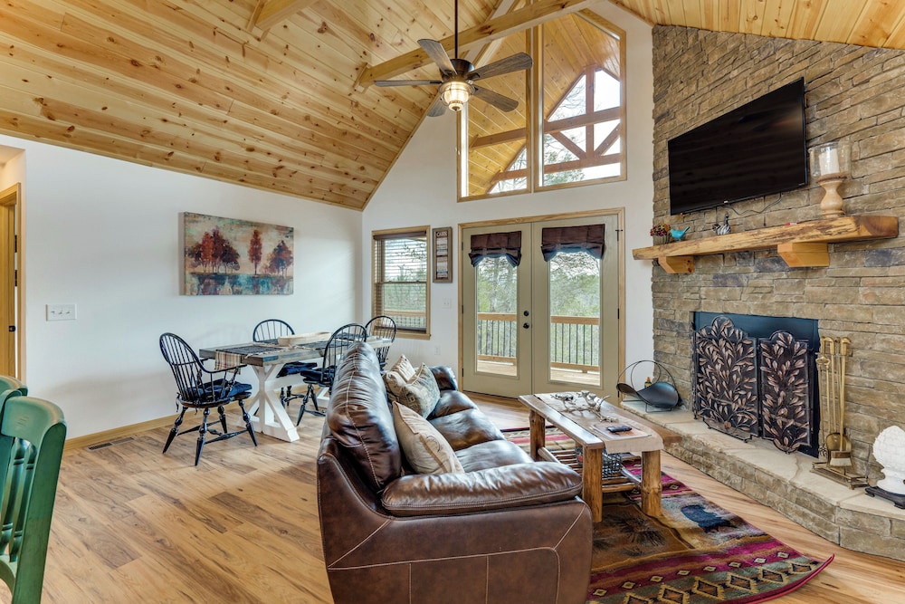 Fall Colors, Deck & Fireplace: Murphy Mtn Retreat!
