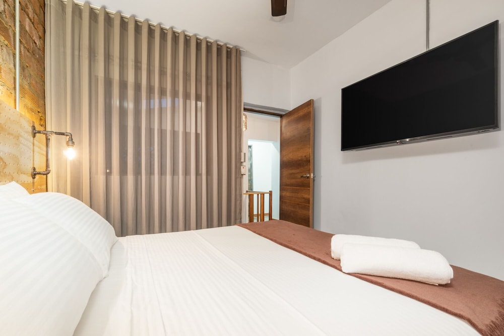 Casa Madera Parque Lleras by HOUSY HOST view 3