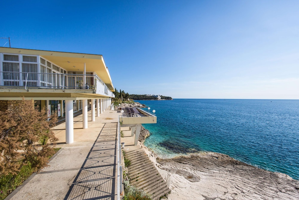 Splendid Golden Rocks Resort