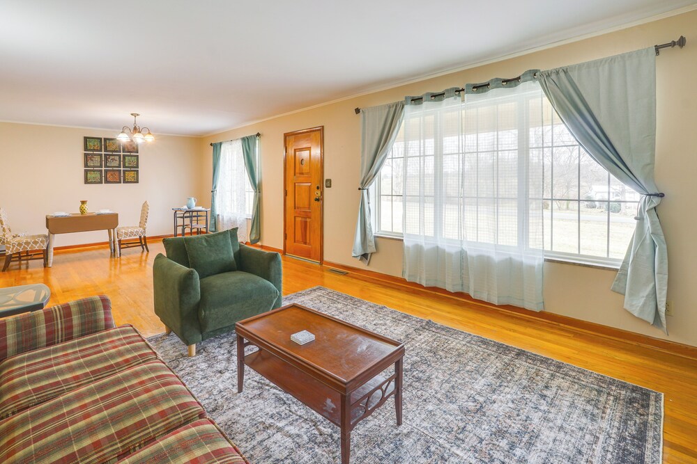 2 Mi to Town: Rustic East Tennessee Home!
