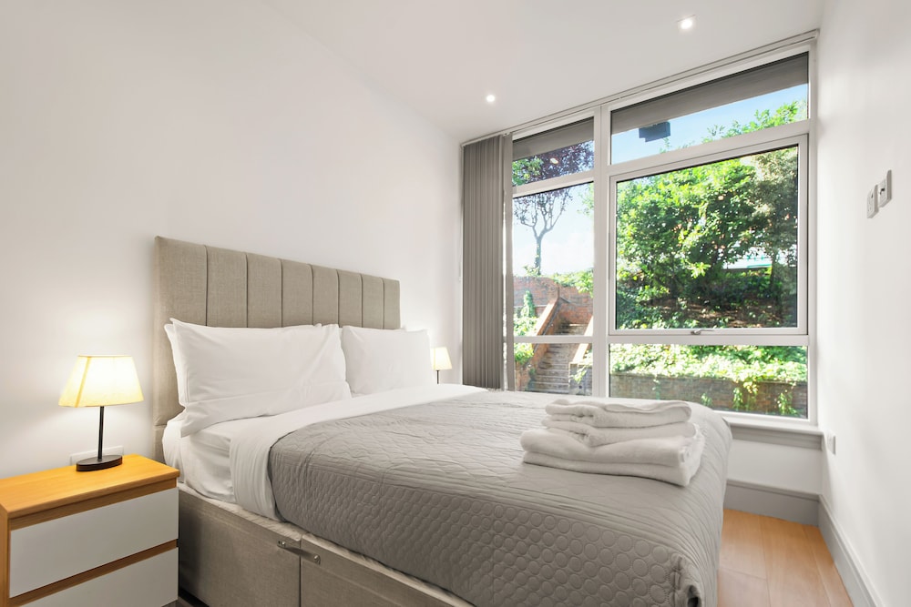 Charming 1-bed Apartment in Harrow view 4