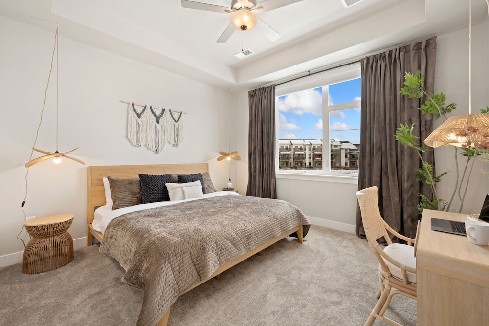 The Landmark 2 King Beds, Garage & Fireplace