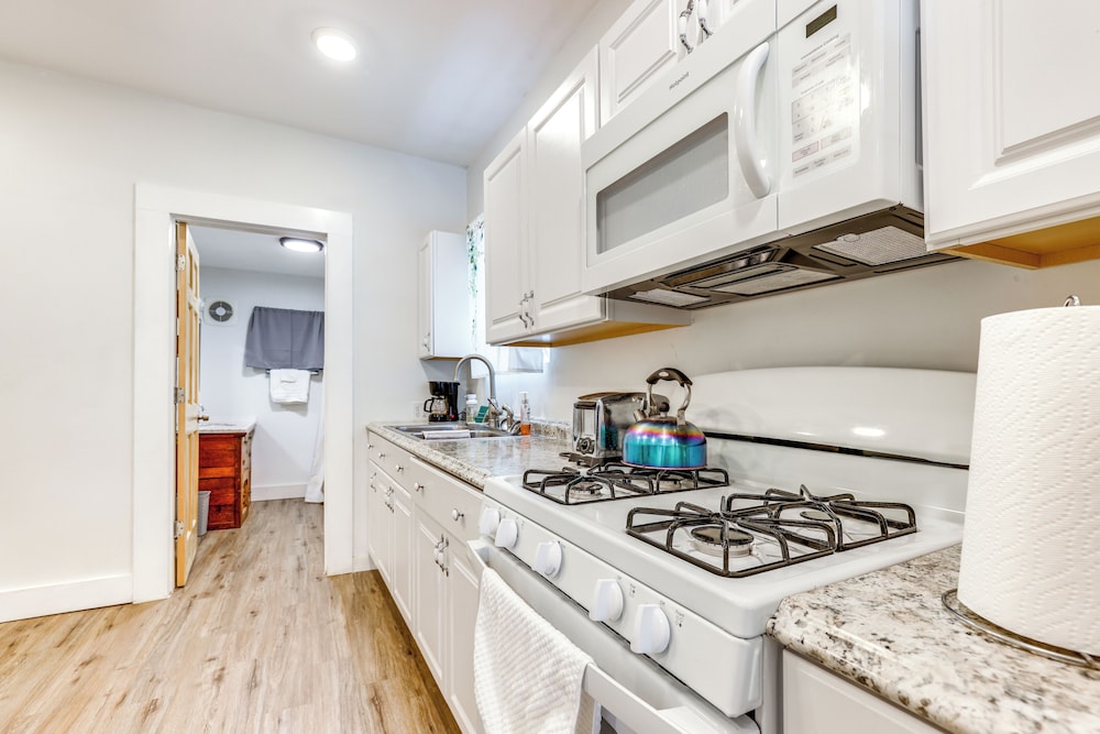 1 Mi to Dtwn: Pet-friendly Corning Retreat