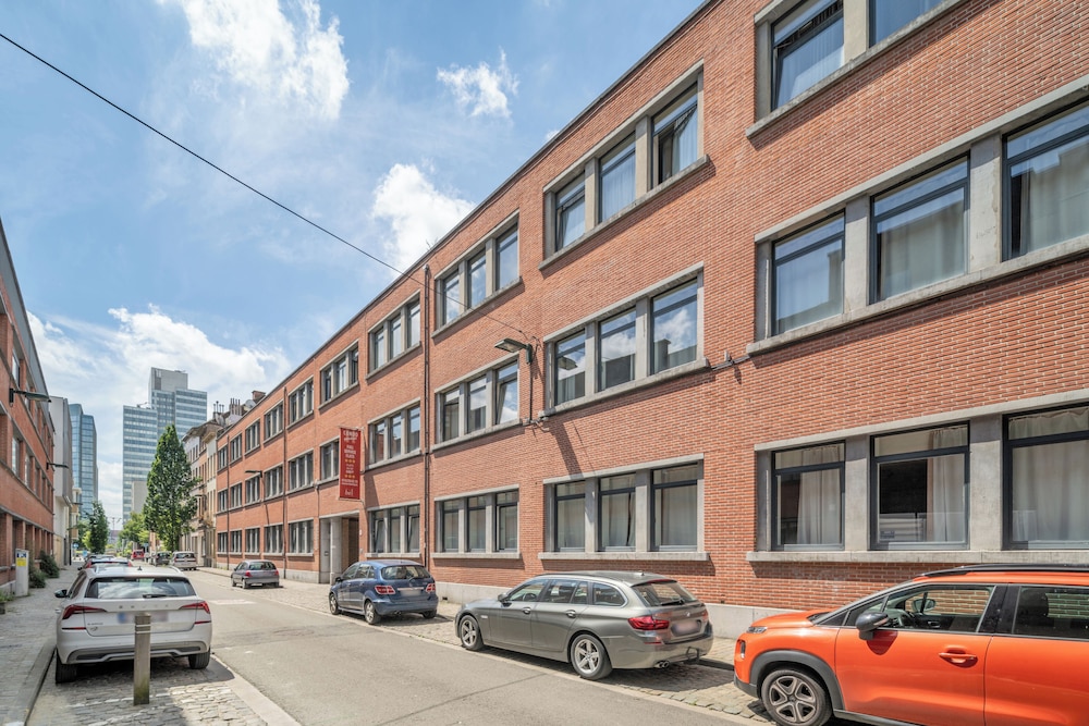 Room-one Bedroom Apartment Near North S