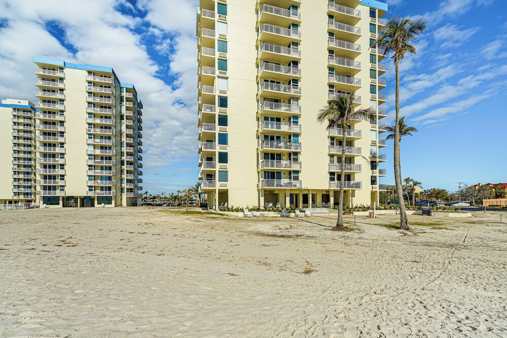 Beachfront Condo w/ Bay View in Fort Myers Beach!