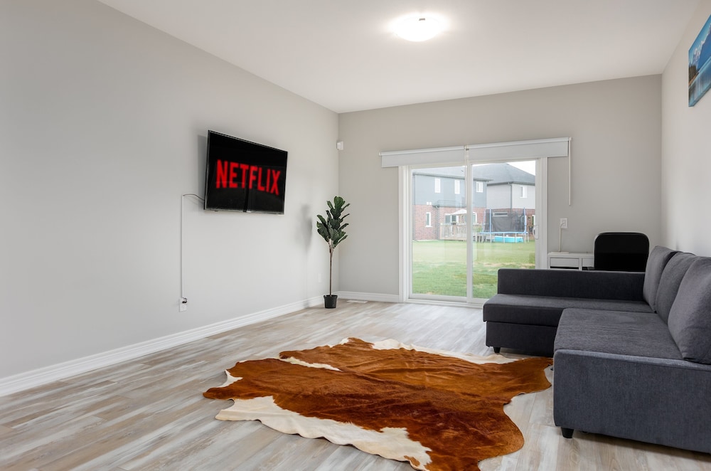 Luxury Bungalow mins Niagara falls & Brock uni