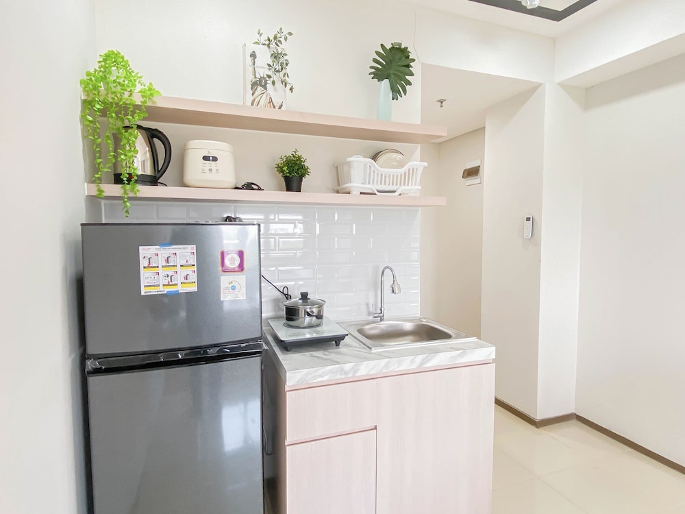 White Accent Studio At Apartment Meikarta Near Paramadina University