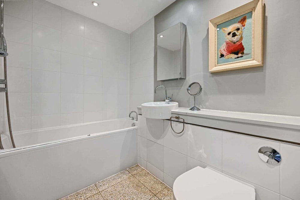Sleek 2BD Flat W/terrace - 2 Mins From Farringdon!