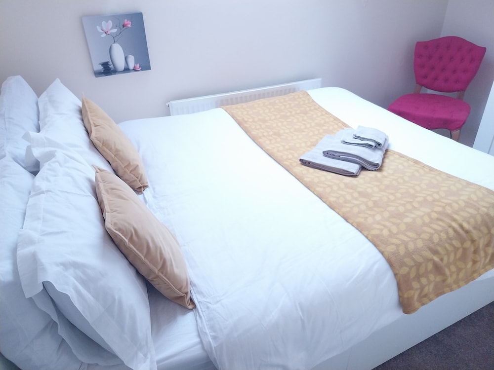 Leeds Cute 1 bed Apt, Garden, Free Wifi & Parking view 2