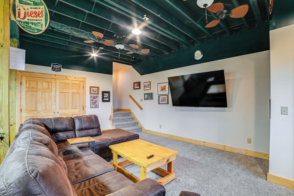 Large Deck & Shared Dock: Cabin on Kentucky Lake!
