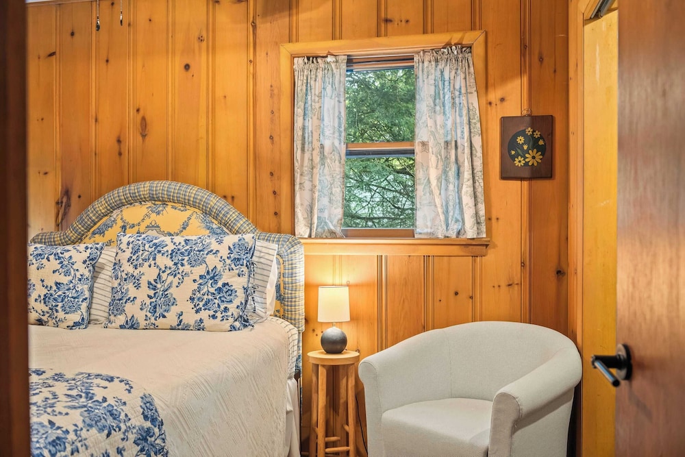 The Horseshoe Hideaway Lake Harmony Cabin w/ Hot Tub & Game Porch