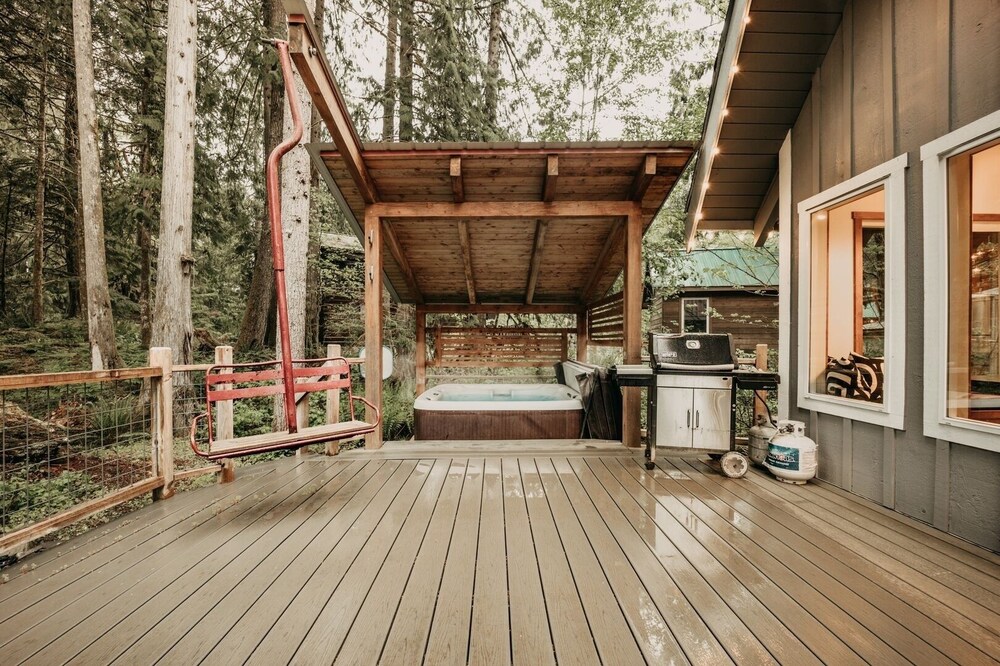 99mbr - Hot Tub - Wifi - Pets Ok - Bbq - Sleeps 6 2 Bedroom Home by RedAwning