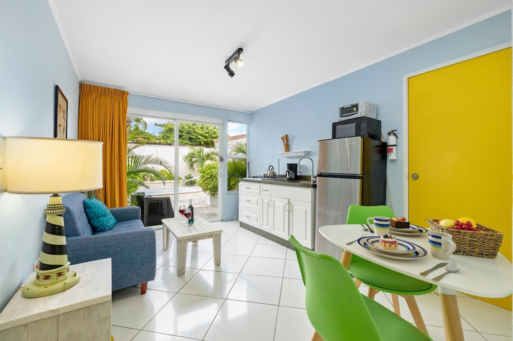 Poolside 1-bed Near Palm Beach