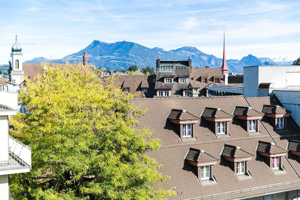 Modern Flat w Netflix Balcony top Location