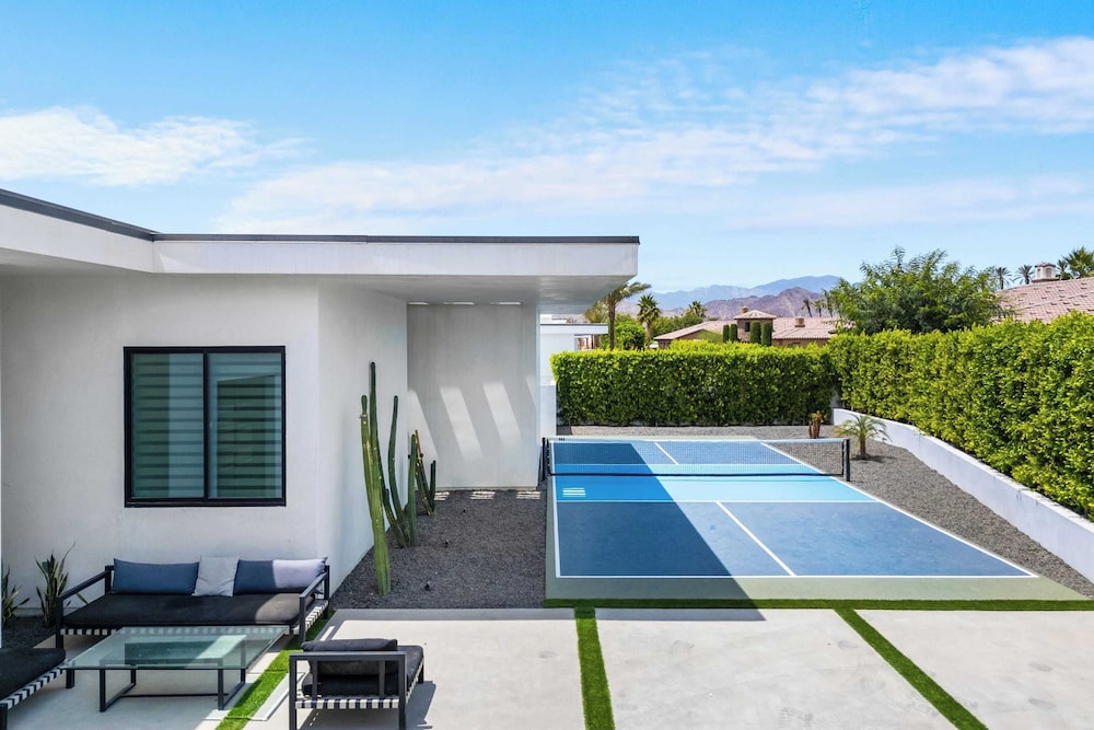 Sleeps 20 Pool & Pickleball Villa Near Golf, Dining & Fun Bravo Villa #2 by Avantstay