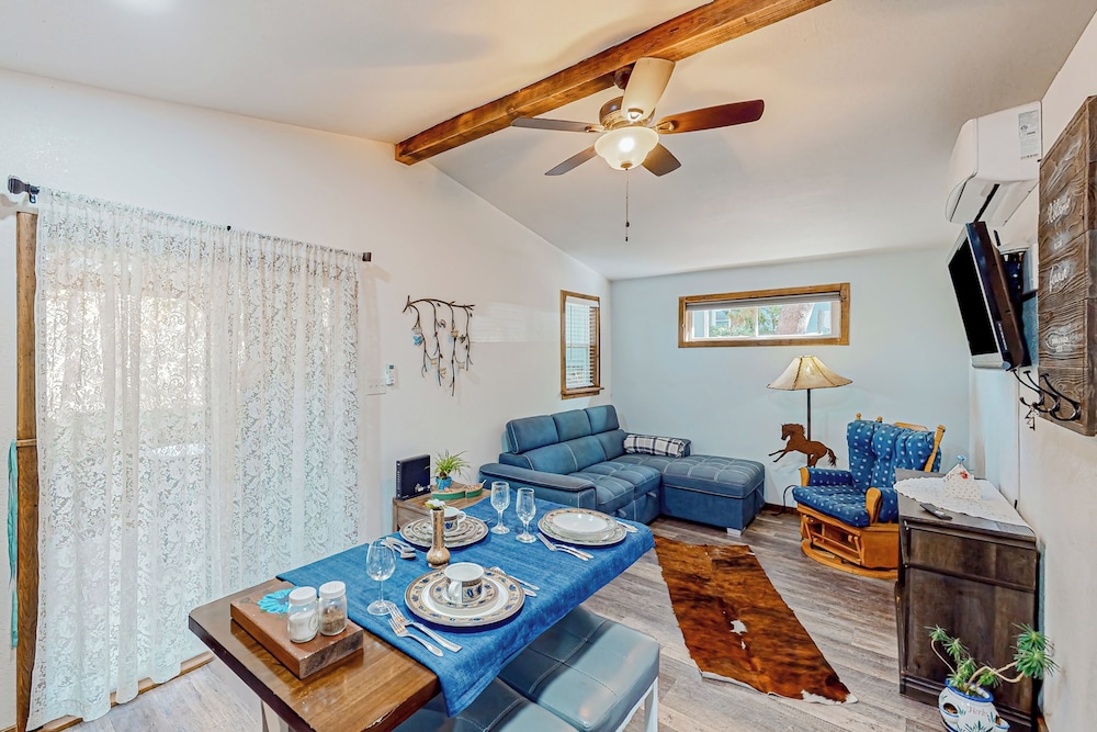 1BR Dog-friendly Lakefront Cabin w/ Canoes