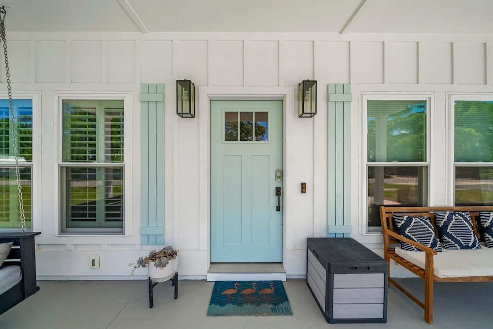 Beach House - 6th Street Retreat by PHG