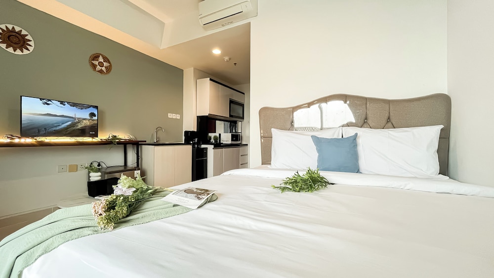 Modern And Tidy Studio Room At West Vista Apartment