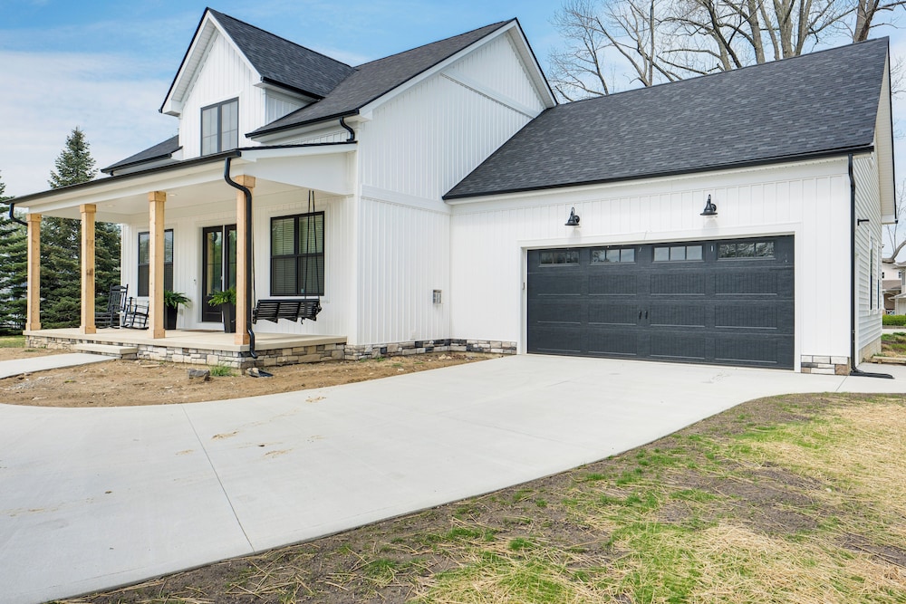 Walk to Lake Erie: Sleek Retreat w/ Screened Patio