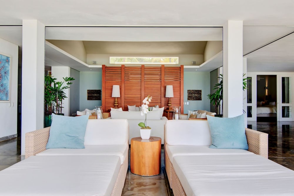 Breathtaking Ocean-view Home w Pool Modern Design