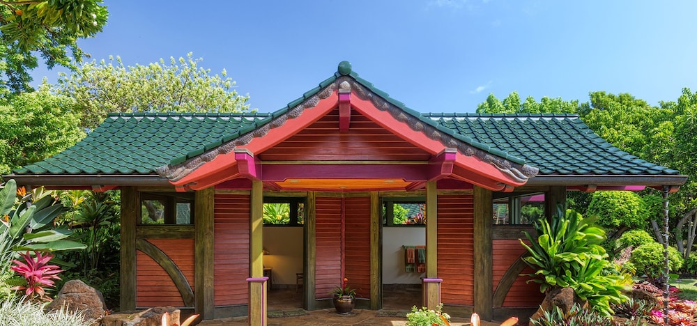 Sea Song in Kilauea With 4 Bedrooms and 6 Bathrooms