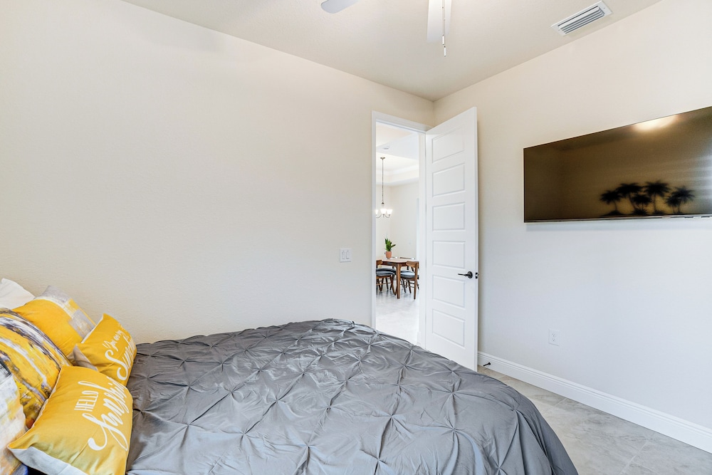 10 Mi to Beaches: Modern Retreat in Port Charlotte