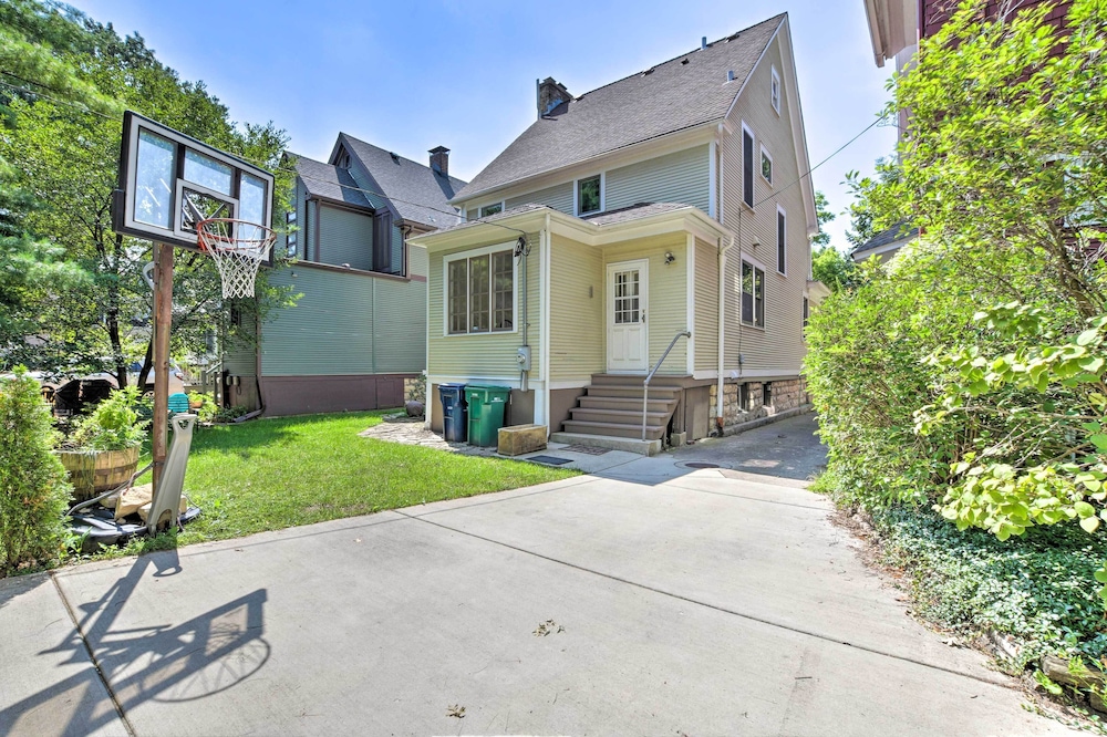 Classic Oak Park Home, 11 Mi to Downtown Chicago! view 2