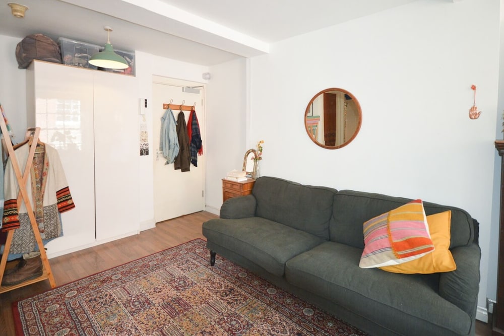 Bright and Cosy Studio Apartment in Stokes Croft view 5