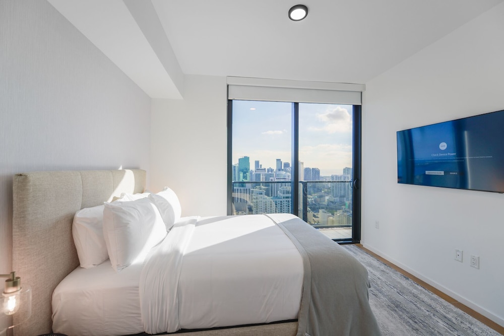 Bayside Apt with Impressive City Views