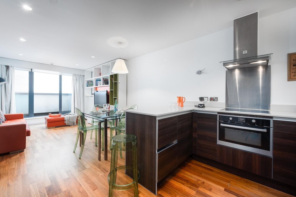 Two Bedroom Flat With Balcony in Central Wimbledon by Underthedoormat