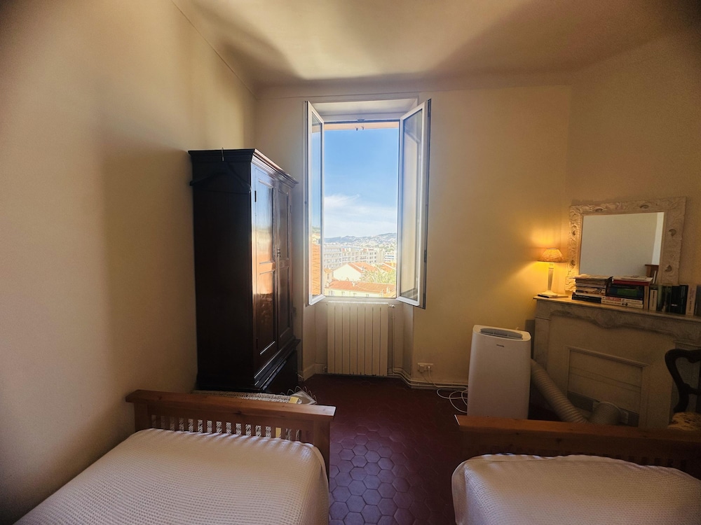 Charming 2 Bed Apartment With Balcony Located in Cannes Old Town Easy Walk to the Palais and Beaches - 120